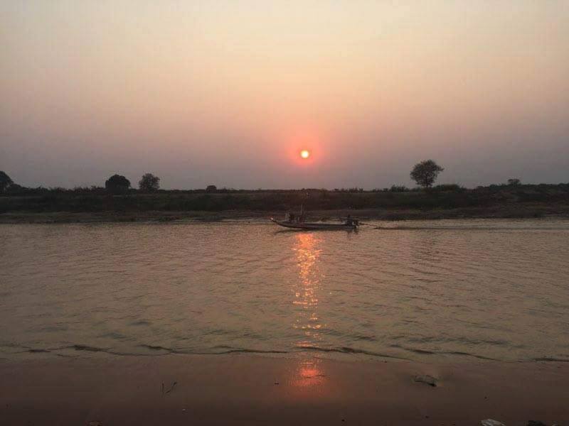 Západ slunce na jezerem Tonlé Sap, Kambodža