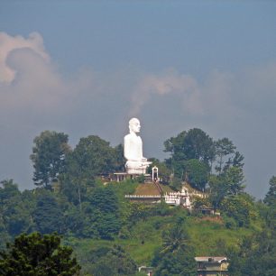Socha Buddhy nad městem, Kandy, Srí Lanka