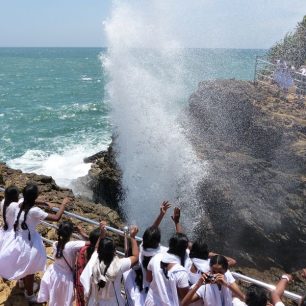 Školní výlet u gejzíru, Srí Lanka