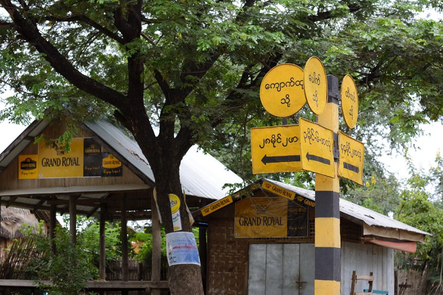 Na vedlejších barmských silnicích moc značení není, když někde je, pak naštěstí podrobné, Čjinský stát, Myanma