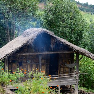 Domek etnika Muun zdobený lebkami, Čjinský stát, Myanma