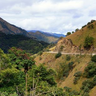 Silnice v nadmořské výšce téměř 2500 metrů, nejbližší ves je mnoho desítek kilometrů daleko, Čjinský stát, Myanma