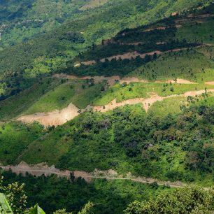 Jedna z větších silnic přes hory, Čjinský stát, Myanma