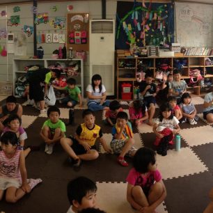 Klasická buňka dětského centra, kde děti tráví odpoledne, Japonsko