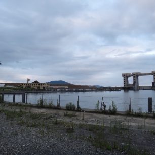 Místo, kde dříve stálo asi 50 tisíc stromů. Pouze jeden přežil. Japonsko