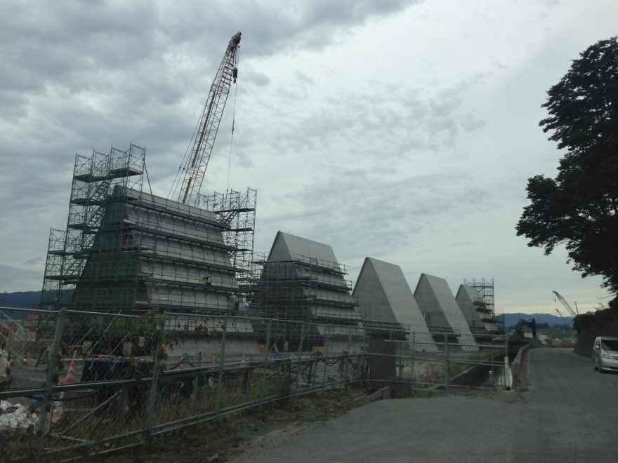 Nové betonové hradby, vysoké 13 metrů, Japonsko