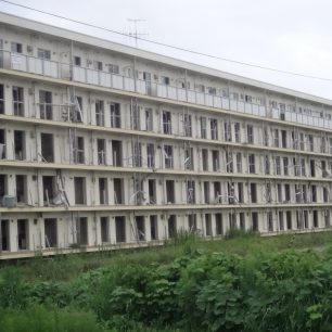 První čtyři patra hotelu smetlo tsunami, Japonsko