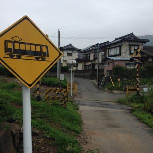 Stará vlaková linka vedla skrz město Rikuzentakata, Japonsko