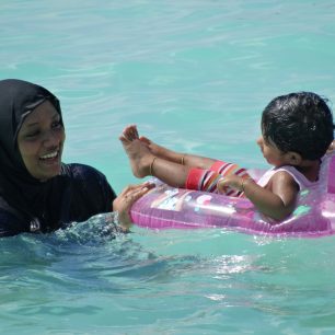 Na Maledivách mimo turistické resorty vládnou přísná muslimská pravidla, Male, Maledivy