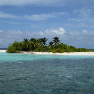 Maledivy tvoří spousta atolů a některé jsou docela malinké, Maledivy