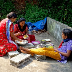 Nedělní oběd s rybářskou rodinkou na střeše jejich domu, Kerala, Indie