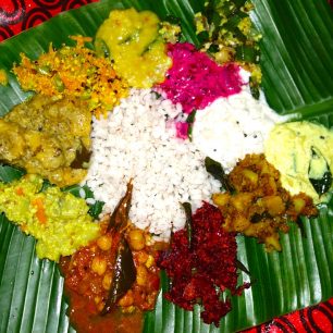 Servírování jídla na banánovém listu, Kerala, Indie