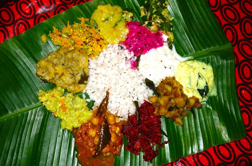 Servírování jídla na banánovém listu, Kerala, Indie