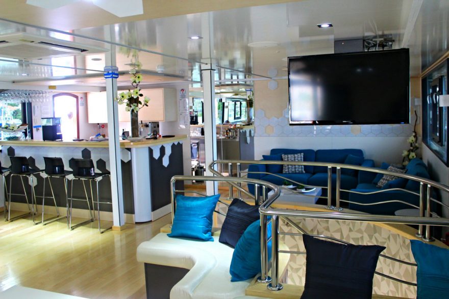 Bar na jachtě, plavba po Střední Dalmacii