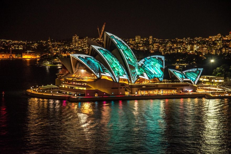 Nasvícená budova opery v Sydney, Austrálie