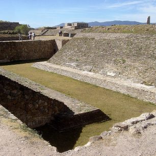 Hřiště na juego de pelota v Monte Albán, Mexiko