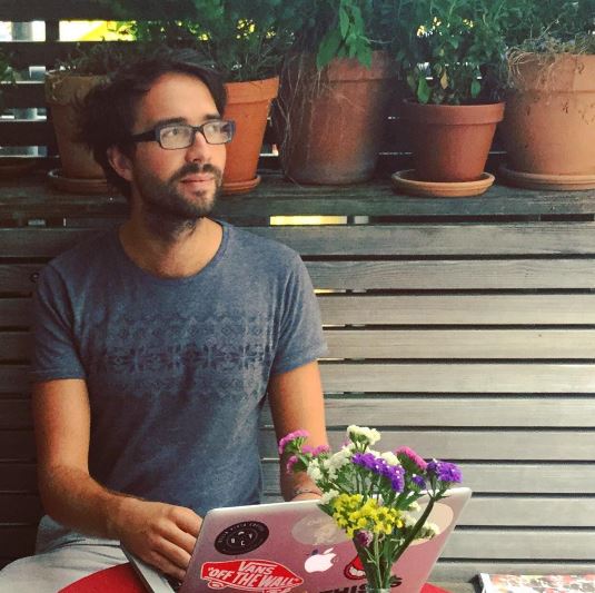 Adamovi k práci stačí notebook a připojení k internetu