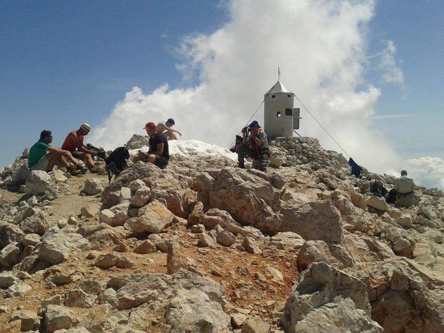 Vrchol Triglavu s přístřeškem Aljažev stolp z roku 1895, Triglav, Slovinsko