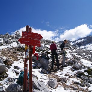 K uvedeným časům je dobré pro klid připočítat aspoň hodinu - jsou uvedeny jen pro velmi zdatné jedince, Triglav, Slovinsko