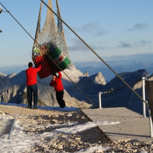 Doprava jídla a materiálu vrtulníkem na horské chaty, Triglav, Slovinsko