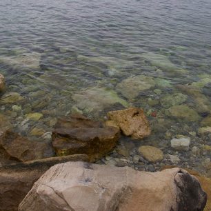 Čistá voda na pobřeží, Piran, Slovinsko