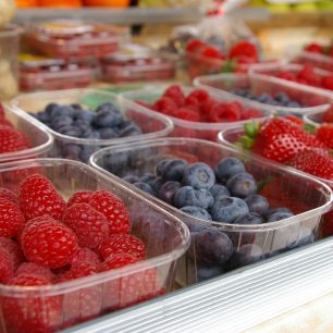 Čerstvé ovoce domácí produkce na lublaňském trhu, Lublaň, Slovinsko