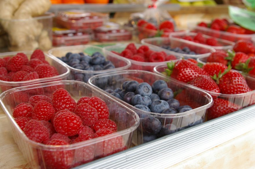 Čerstvé ovoce domácí produkce na lublaňském trhu, Lublaň, Slovinsko