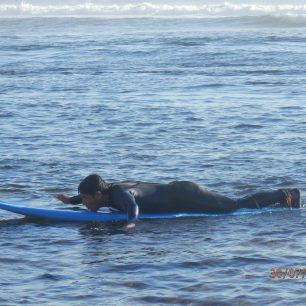 Na cestách rád surfuje