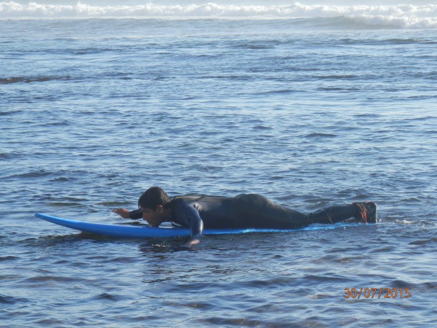 Na cestách rád surfuje