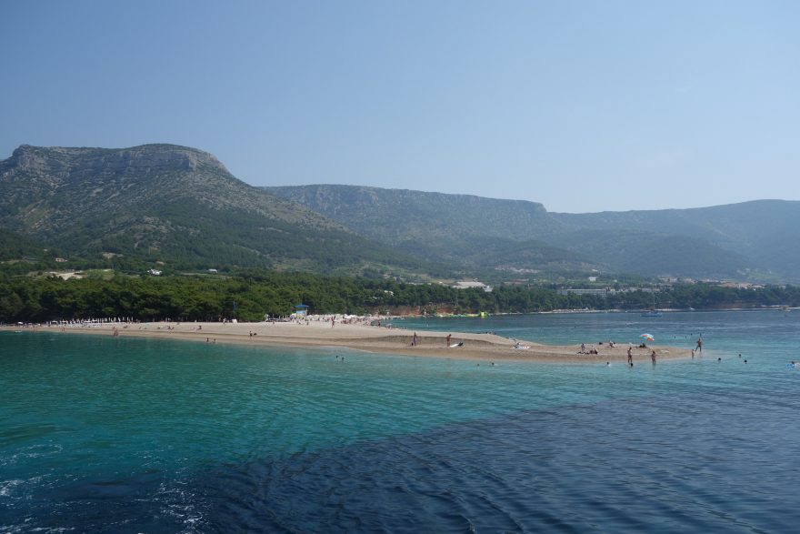 Pláž Zlatni Rat, letovisko Bol na ostrově Brač