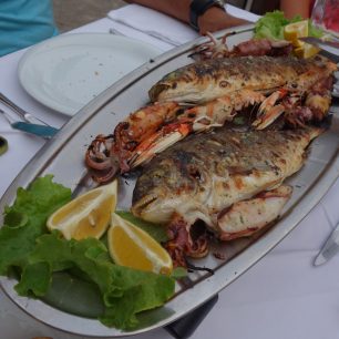 Čerstvě ugrilované ryby v restauraci na ostrově Vis, Chorvatsko
