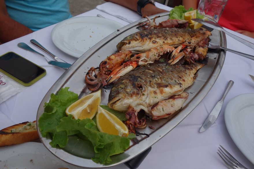 Čerstvě ugrilované ryby v restauraci na ostrově Vis, Chorvatsko