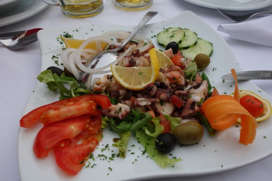 Chobotnicový salát v restauraci ve městě Trogir, Chorvatsko