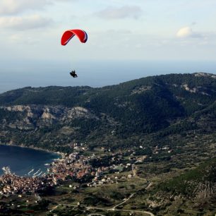 Paragliding na ostrově Vis, Chorvatsko. Zdroj: www.vis-accomodation.com
