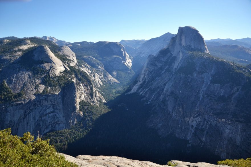 Východ slunce na vyhlídce Glacier Point nad údolím Yosemite Valley s výhledem na impozantní Half Dome, Kalifornie, USA.