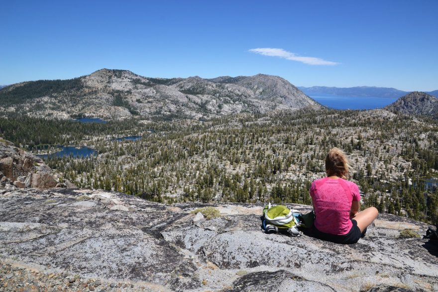 Krásné hory nenajdete v Kalifornii pouze v národních parcích. Trek v okolí jezera Tahoe nám odhalil krásy rezervace DEesolation Wilderness, Kalifornie, USA.