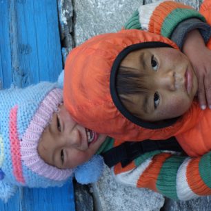 Děti ve vesnici Kyiajang gompe. Chlapec v pruhované čepici měl po zemětřesení těžce zraněné nohy, jeho kamarádovi zahynuli při zemětřesení sourozenci. Nepál