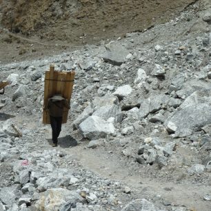 Nosiči dopravují do údolí Langtang, kde zemětřesení srovnalo se zemí dvě vesnice, materiál na obnovu domů, Langtang, Nepál