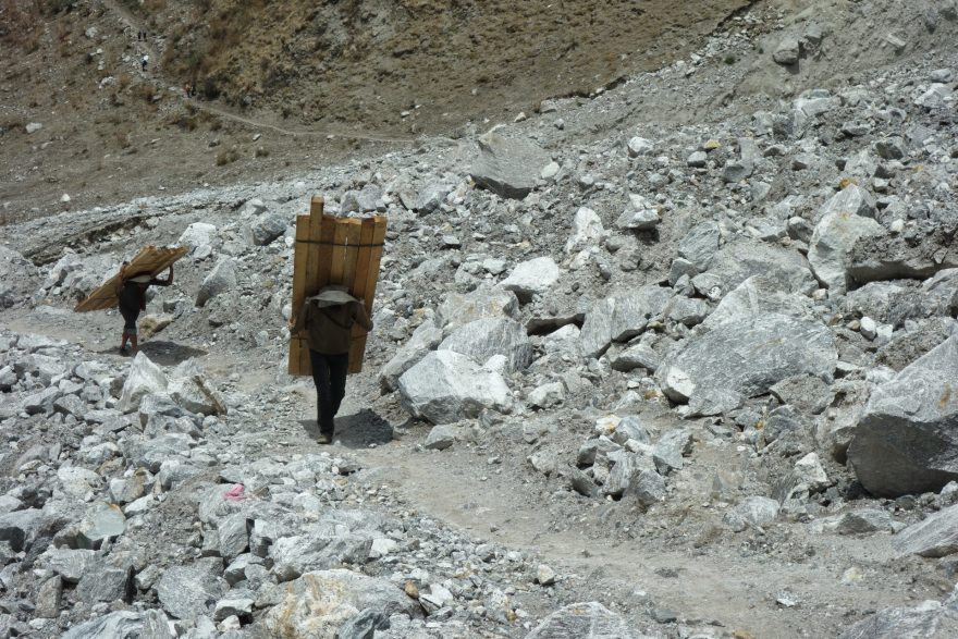 Nosiči dopravují do údolí Langtang, kde zemětřesení srovnalo se zemí dvě vesnice, materiál na obnovu domů, Langtang, Nepál