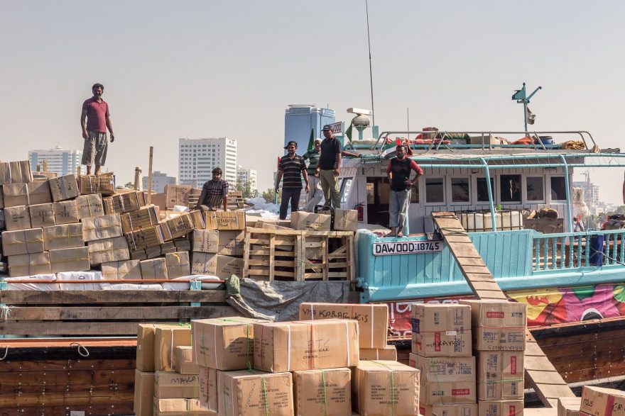Námořníci s nákladem, Sharjah, SAE