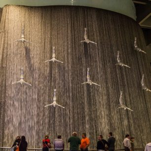 Umělý vodopád v Dubai Mall, SAE