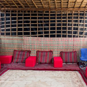 Obývák v nomádském obydlí, skanzen Dubaj, SAE