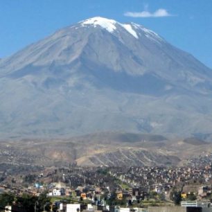 Vulkán Mistí a 'bílé město' Arequipa pod ním, Peru