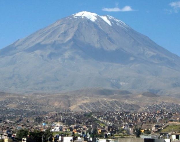 Vulkán Mistí a 'bílé město' Arequipa pod ním, Peru