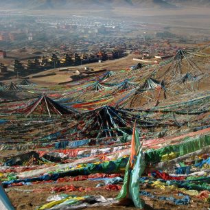 Ranní mlha nad městečkem Dawu, kraj Golog, Tibet