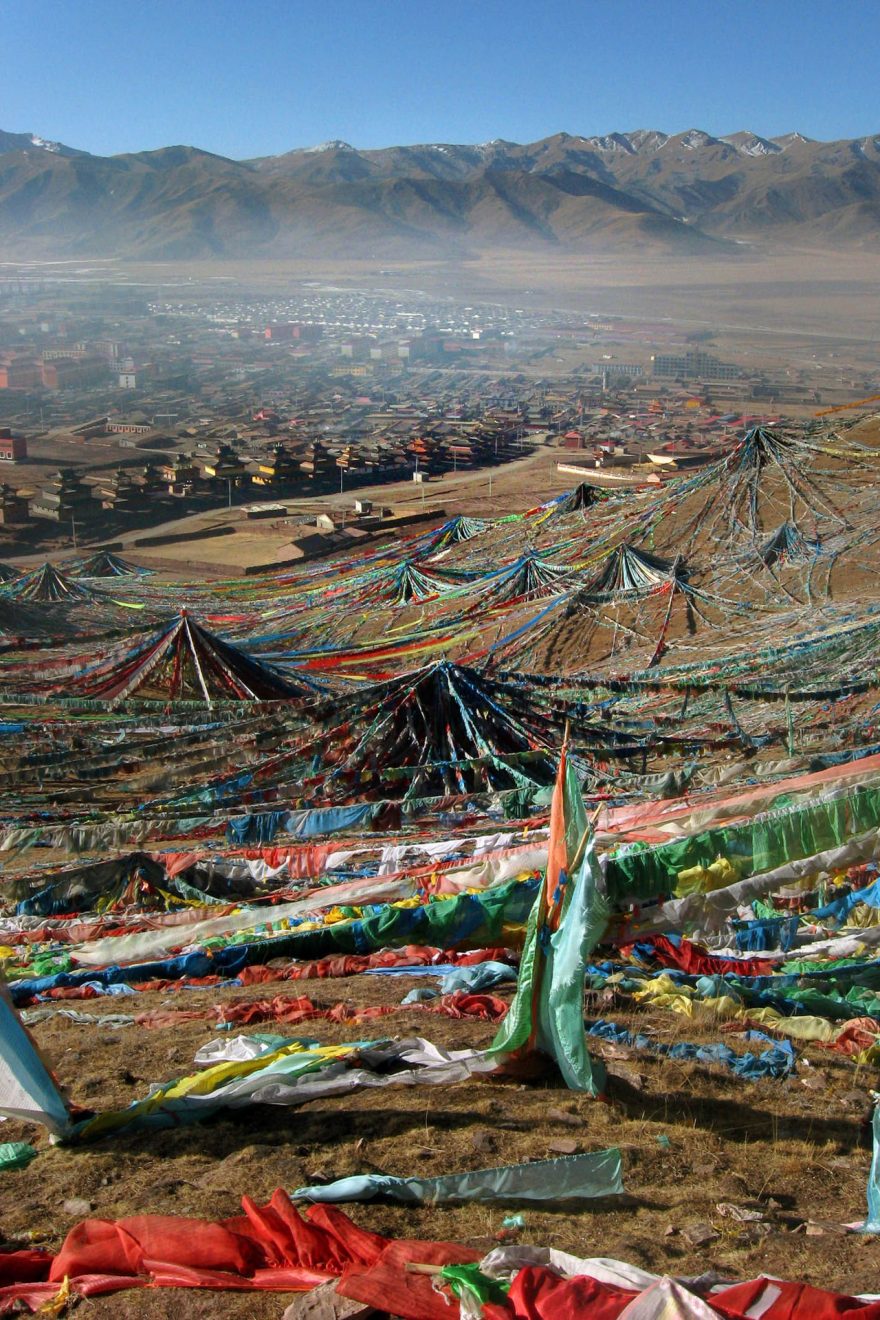Ranní mlha nad městečkem Dawu, kraj Golog, Tibet