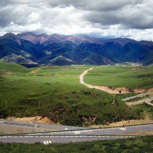 Typický Kham, serpentiny, louky a hory na obzoru, Tibet