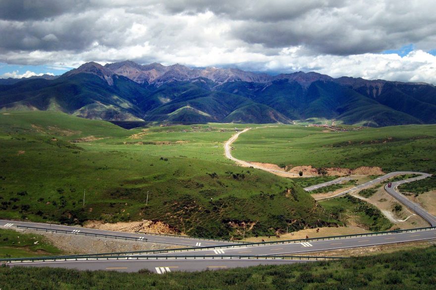 Typický Kham, serpentiny, louky a hory na obzoru, Tibet