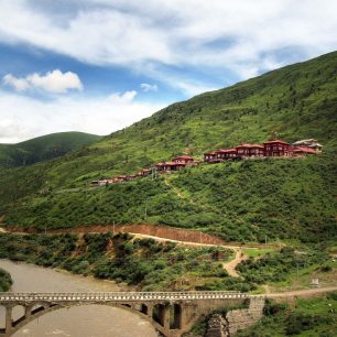 Vesnička jako malovaná, Kham, Tibet