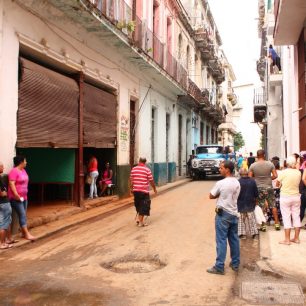 Fronty jsou typickou součástí kubánského socialistického života, Havana, Kuba